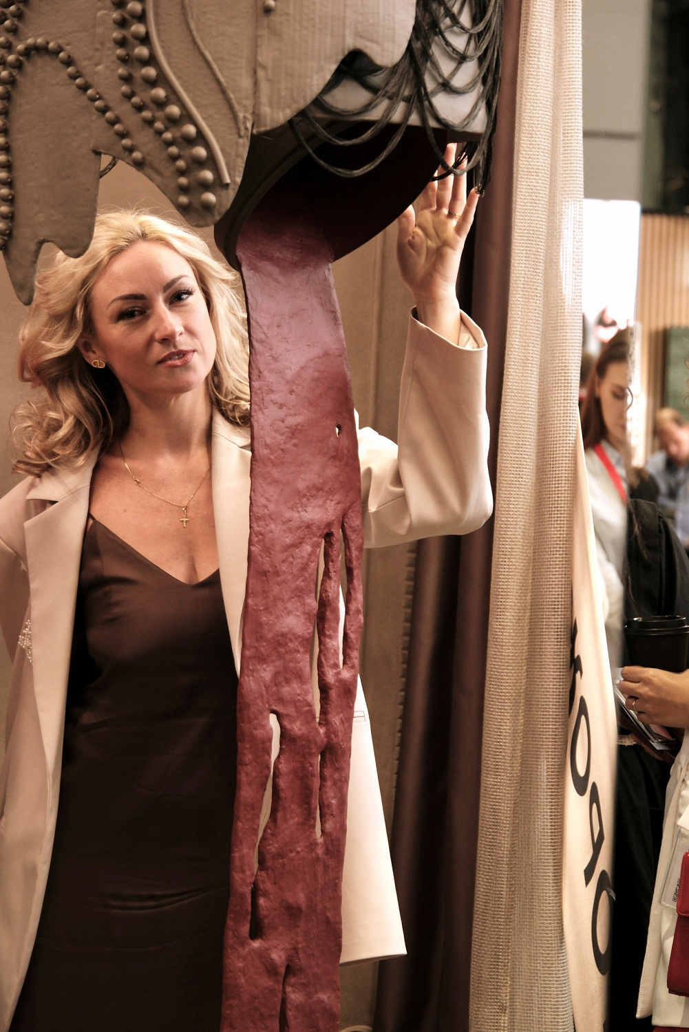 Для настоящей эмоции нужен цвет. И пусть он вольется в вашу жизнь»: стильный стенд Олеси Лещенко на выставке РДД в Санкт-Петербурге