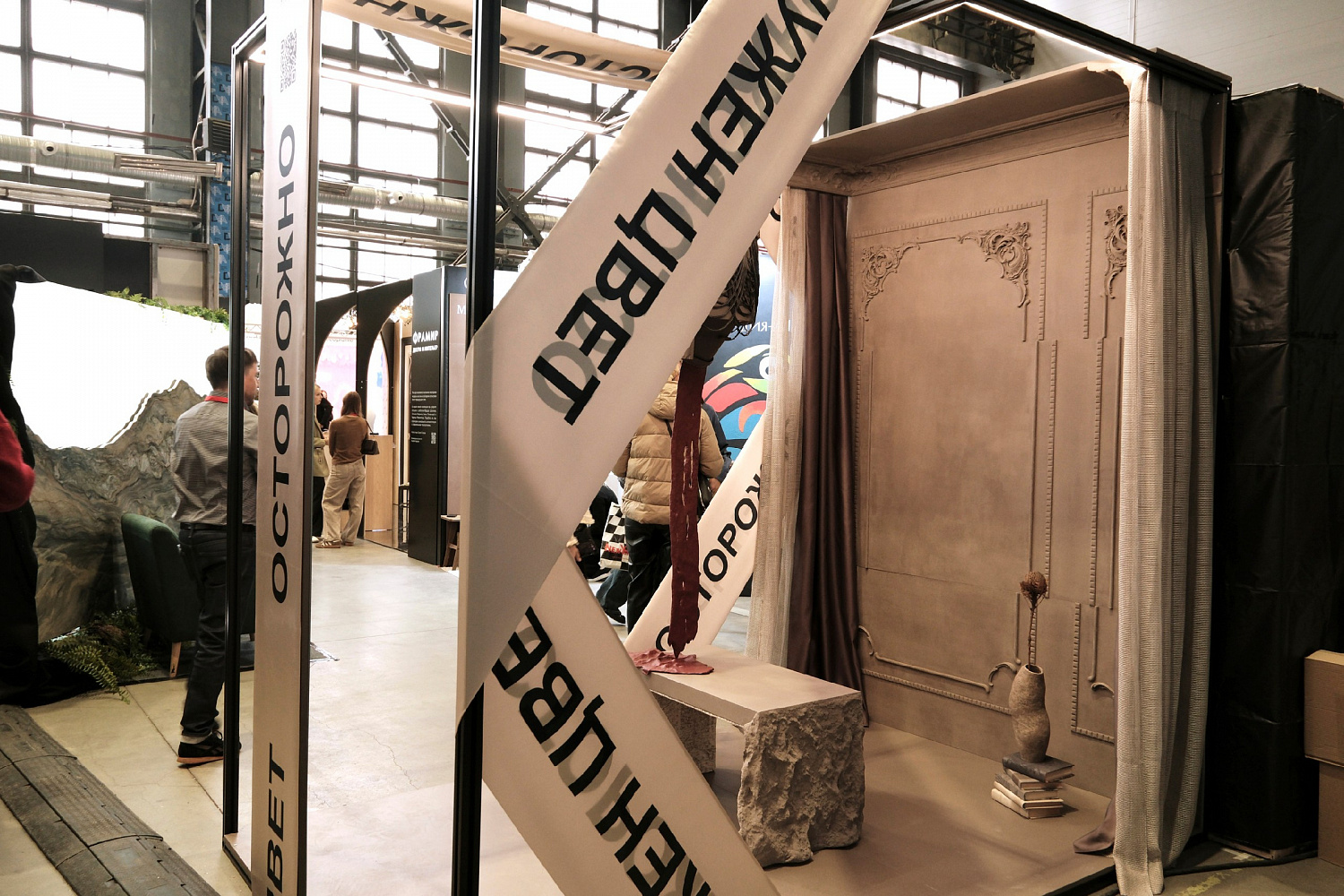 Для настоящей эмоции нужен цвет. И пусть он вольется в вашу жизнь»: стильный стенд Олеси Лещенко на выставке РДД в Санкт-Петербурге