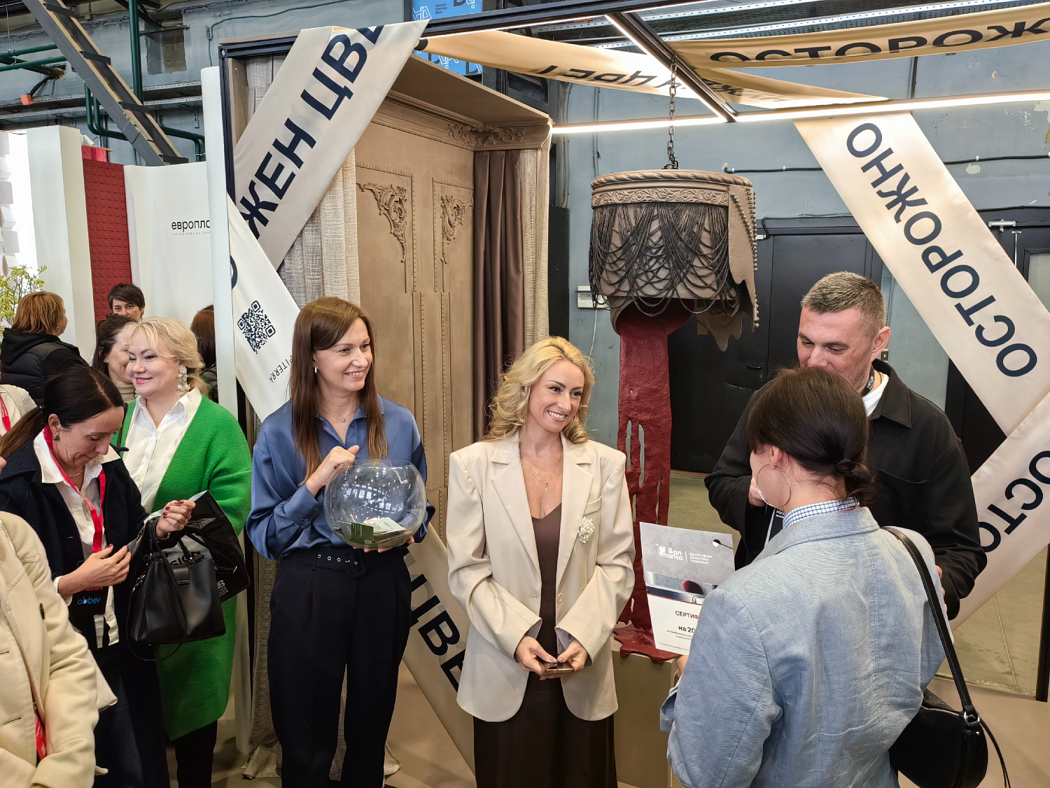 Для настоящей эмоции нужен цвет. И пусть он вольется в вашу жизнь»: стильный стенд Олеси Лещенко на выставке РДД в Санкт-Петербурге